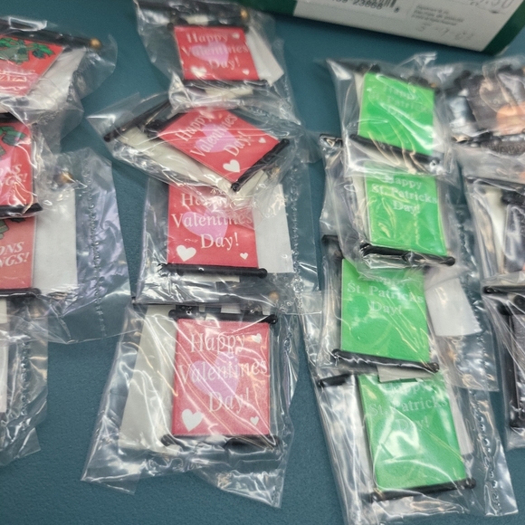 2003 Department 56 Village Accessories Seasonal Lampposts Banner Flags Only! - Picture 10 of 12